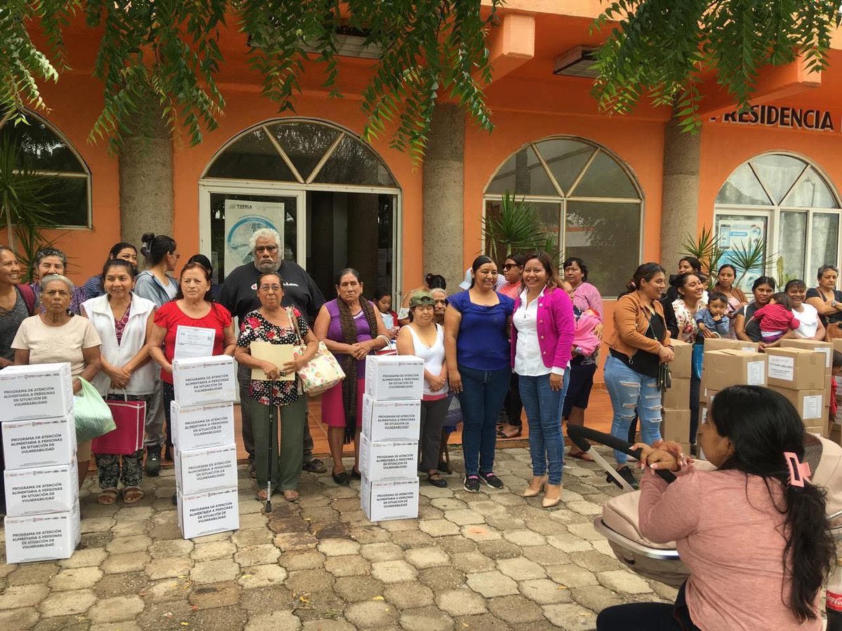 Ayun_Tecomatlan's tweet photo. #DIFMunicipal||
|| Ante la presencia de la delegada del DIF en Acatlán de Osorio, Lic. Gudalupe Lucero, se realizó la entrega de despensas a todos los beneficiarios de los programas que brinda esta dependencia de manera directa y sin intermediarios.
#ParaContinuarProgresando https://t.co/PaSzZjT81M