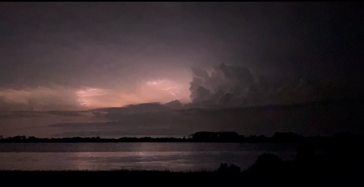 StormRider912's tweet image. Tonssss of lightning with the approaching thunderstorm out of SC. #SCwx #SCwxCond #GAwx #GAwxCond @NWSCharlestonSC @ftpulaskinps @jnelsonWJCL @WSAVAlysaC @AndrewGortonWx @SevereCastWx @StormCat5_