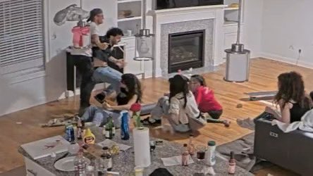 starsandtigers's tweet photo. The very first forced elimination. Holy shit. #fishtanklive https://t.co/OFzaGwiCEL