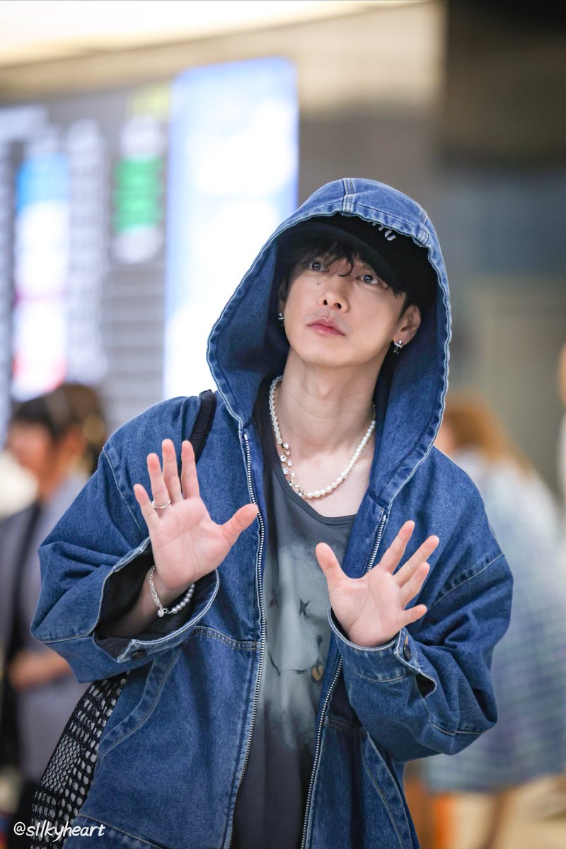 250626 김포공항 입국
사토 타케루 내한

이 사진 좋아하는 이유
꽃다발을 먼 신생아처럼 들고계심 

#사토타케루 #佐藤健 #私の夫と結婚して