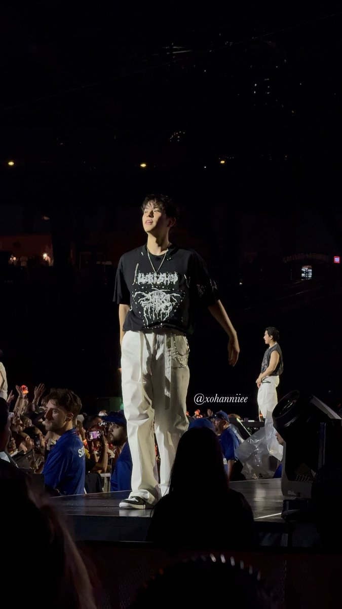 xohanniiee's tweet photo. @h922js every. mf. show. this man kept coming up to the extended stage right in front of me and i kept having interactions and getting the BEST pictures of him. there’s also the fact that he sounds amazing live and has such an amazing personality. https://t.co/D0FNC07f5E