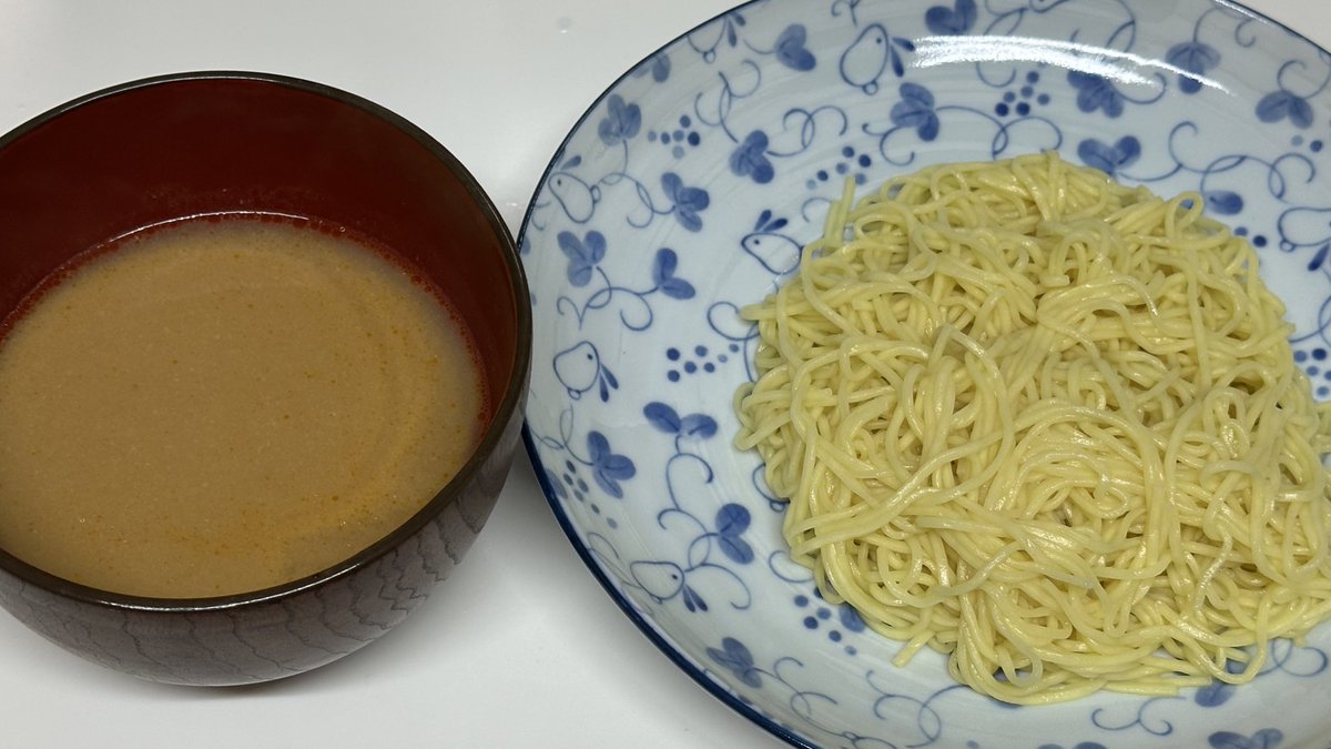 kuunerunomuasob's tweet photo. 昼食。マルボシの乾麺の中華そばを茹でて流水で締めて茅乃舎の坦々つけ麺のつけだれで。うんこれはかなり良いぞ(^^)

あと麺を茹でる時対流が目で見えて面白かった‼︎ https://t.co/7i7kn0iNvv
