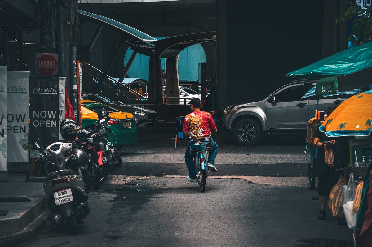 dima_trionix's tweet photo. Asok. 

#Bangkok #Thailand #streetphotography https://t.co/fZzXyhAouu