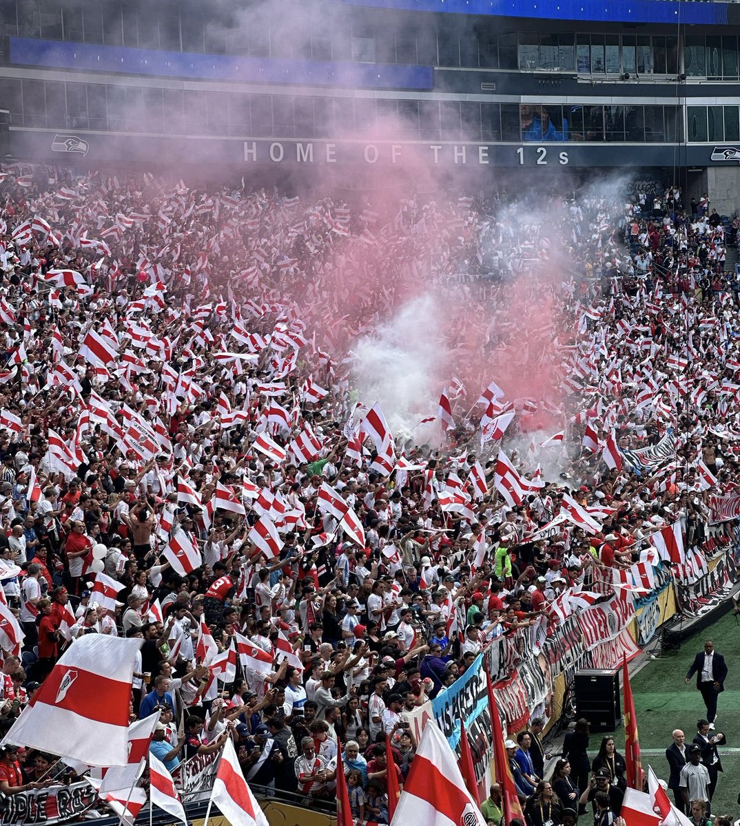 chomickirio's tweet photo. River llevó 40 MIL HINCHAS a diez cuadras de Canadá. Nunca hubo un movimiento de masas semejante en la historia del fútbol. 

Por escándalo la hinchada más fiel y convocante del planeta. El equipo les volvió a fallar. https://t.co/XNdwpH82Kd