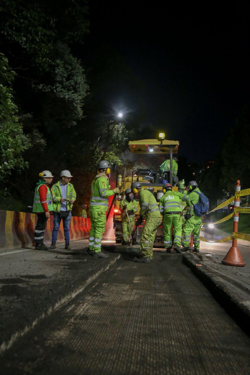 Orlando Molano Pérez (@orlandomolanop) on Twitter photo En la noche y madrugada, iniciamos una intervención clave: mejorar la movilidad en la av. Circunvalar entre calles 10 y 85.
Vía fundamental que beneficiará a más de 215mil personas en <a href="/AlcaldiaSantaFe/">Alcaldía Santa Fe</a>, <a href="/AlcaldChapinero/">Alcaldía Local de Chapinero</a> y <a href="/Alcandelaria_/">Alcaldía Local de La Candelaria</a>.
¡Trabajamos por una ciudad más conectada! En la noche y madrugada, iniciamos una intervención clave: mejorar la movilidad en la av. Circunvalar entre calles 10 y 85.
Vía fundamental que beneficiará a más de 215mil personas en <a href="/AlcaldiaSantaFe/">Alcaldía Santa Fe</a>, <a href="/AlcaldChapinero/">Alcaldía Local de Chapinero</a> y <a href="/Alcandelaria_/">Alcaldía Local de La Candelaria</a>.
¡Trabajamos por una ciudad más conectada!