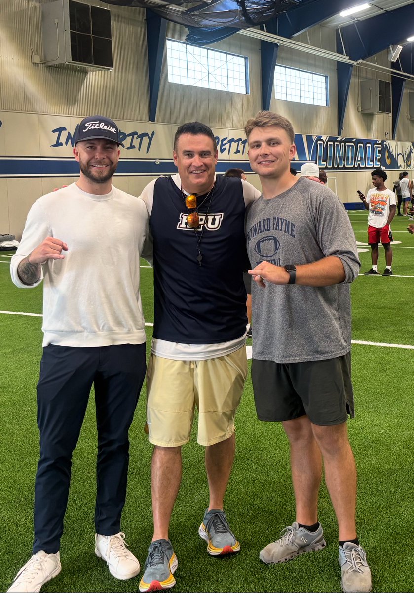 CoachGipson11's tweet image. 2 of the most decorated players in the history of @HPUFootball came out to camp today and shared some wisdom with our campers! Representing @WHSTX_Football and @SabineCardinals - @jakecparker and @LandonMckinney5 represent #bEASTtexas to Brownwood! Big time playmakers! 
#StingEm