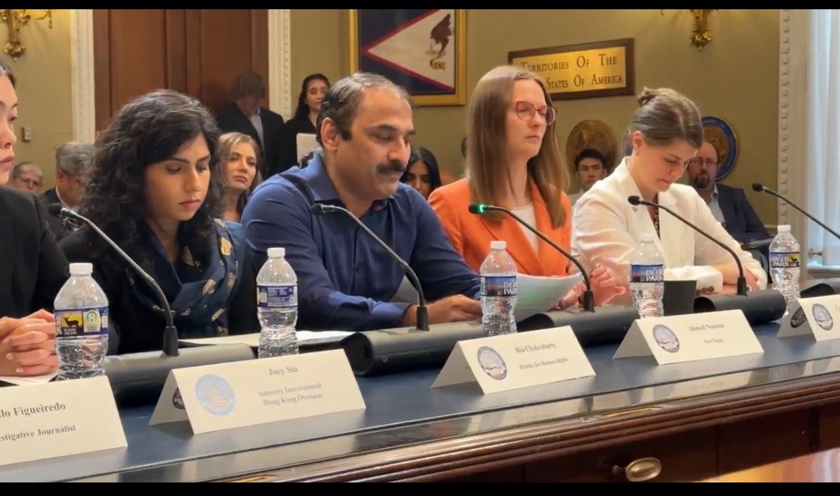 جناب عاصم منیر کو ٹرمپ کے
قدموں میں بے شک پذیرائی ملی ہو
مگر  امریکن کانگریس کے 
سامنے  انکے خلاف “ احمد نورانی “  کا
یہ چارج شیٹ آگے چل کر ایک بڑا
ہنگامہ کھڑا کرے گا ۰۰۰۰۰۰
اسے ہلکا نہ لیں —————