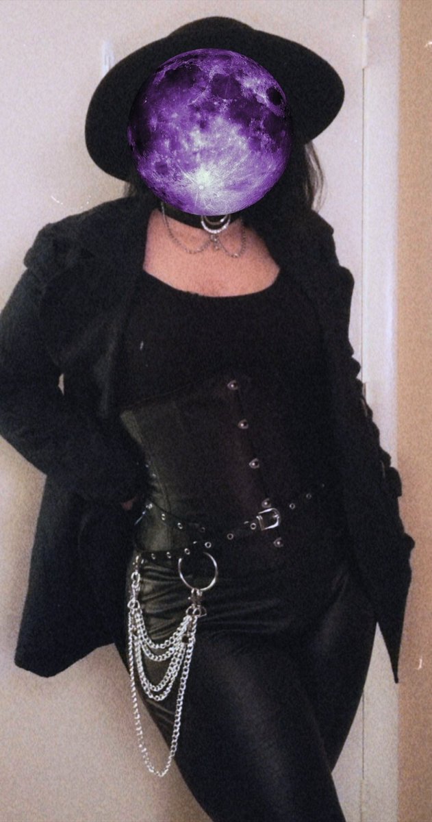 MissMoonlight00's tweet photo. I've been cleaning out my old phone so here is one of my outfits I call this extra from the underworld films or a hala hala fit iykyk
#goth #moonwitch https://t.co/QOwBRx18Bs