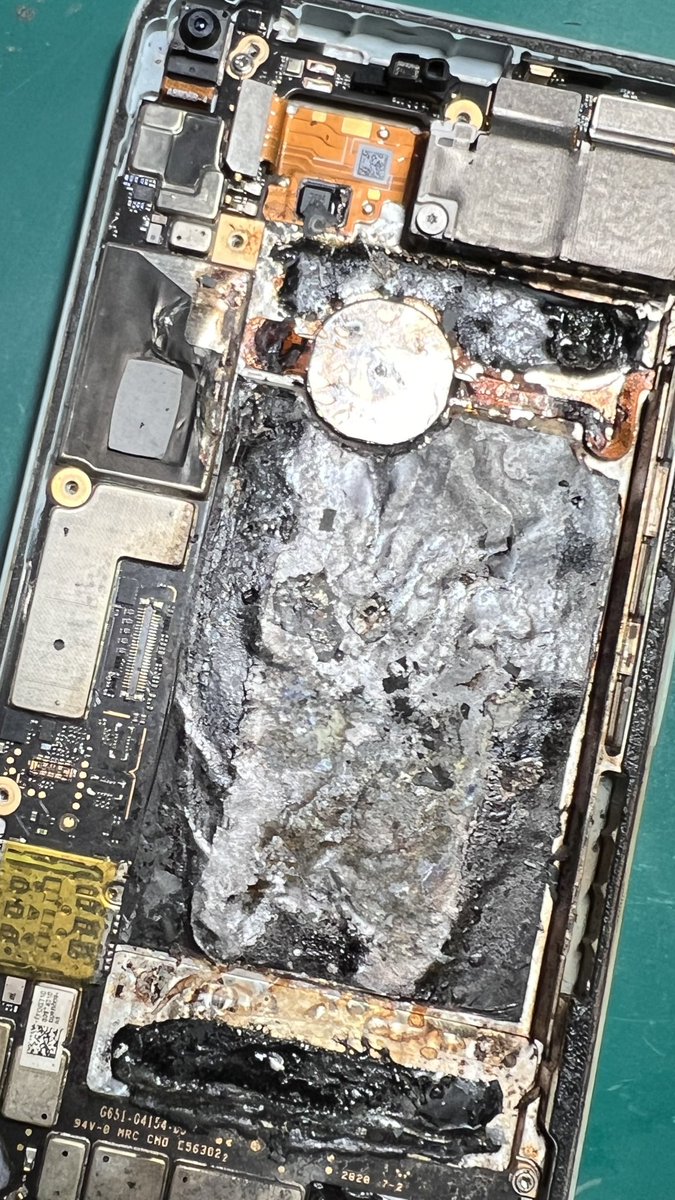 Iphone_motonis's tweet image. #pixel5
修理前の一コマ

ん？
完全に燃えたね
バッテリー

CPUいきてるか？
後ほど確認、案件。

#pixel #pixelバッテリー交換 #pixel修理　#pixelデータ復旧