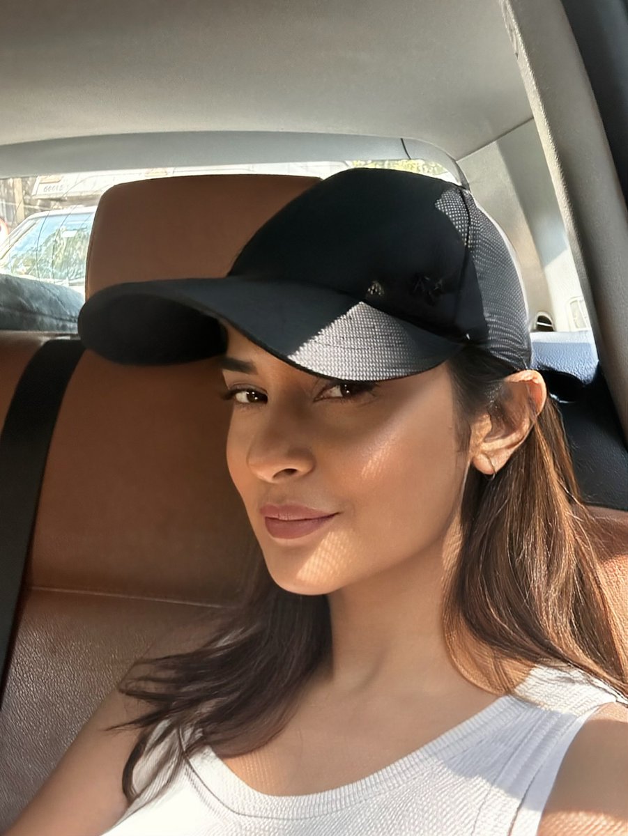 Hi again, quitely.💛🌼
#JenniferWinget