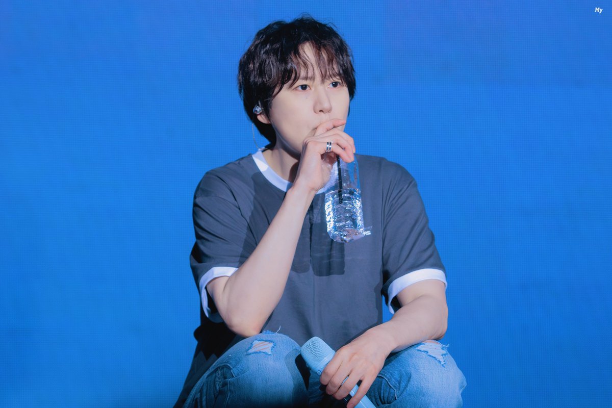 R1W00_'s tweet photo. 규현이 뮤지컬 콘서트 너무 간절해서 물 떠놓고 빌었는데 어느새부터 챱..챱..챱...이런 소리 들려서 눈 떠보니까

🐶 : 챱..챱..챱.... https://t.co/6dSx4oIzi3