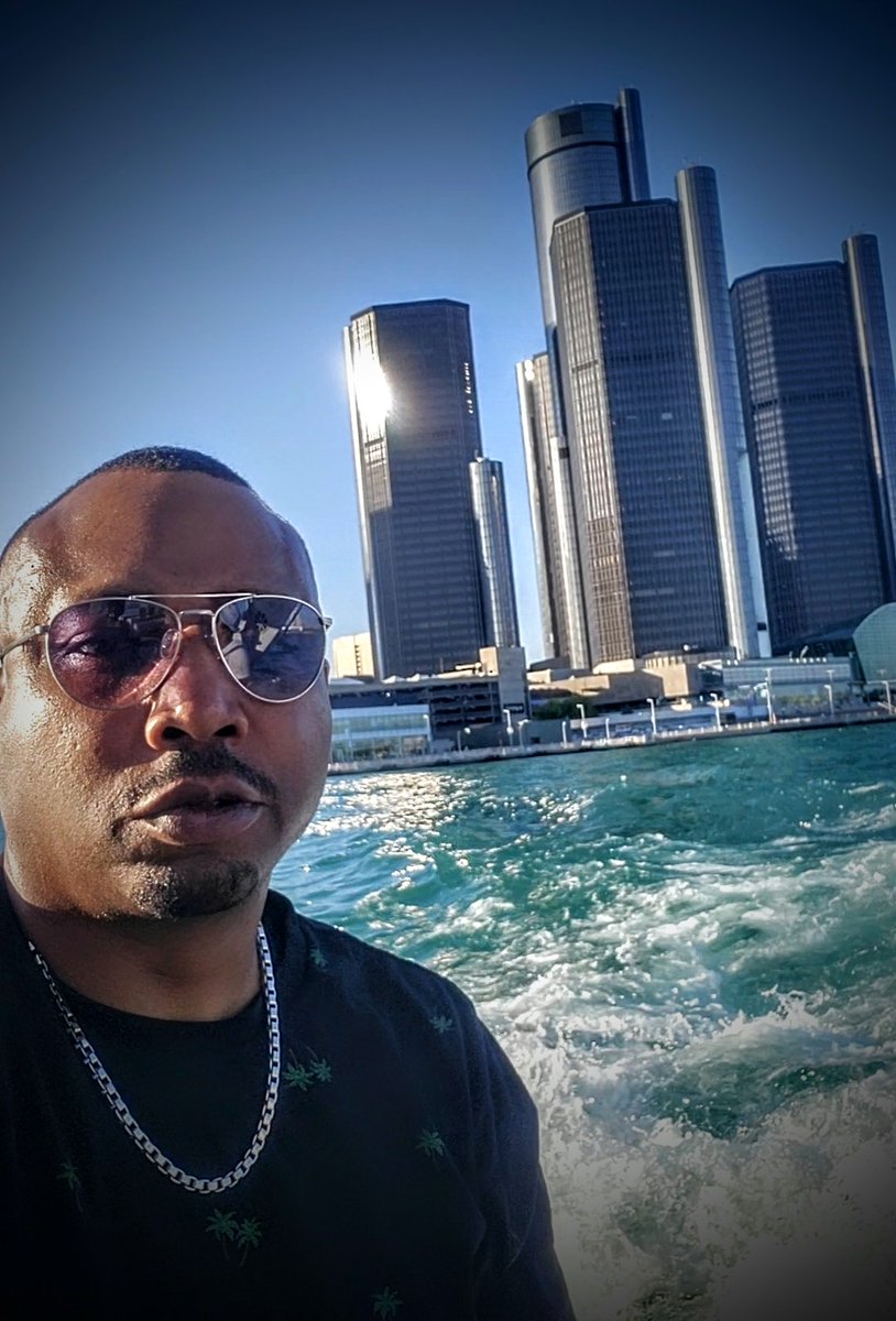 Showing my Florida recruits how Detroit looks in the summer time! 🌞 ☀️ 🏝🏖🛝🛳🌊🌊 #GoWarriors