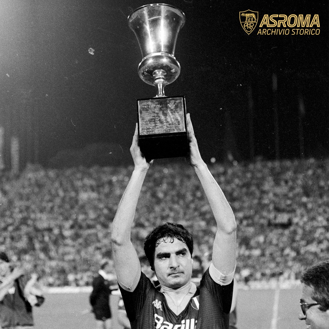 Oggi, 41 anni fa, Ago indossava per l'ultima volta la maglia della Roma 💛❤
 
E lo faceva sollevando la quinta Coppa Italia della nostra storia 🏆
 
#ASRoma