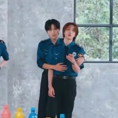 아니 넌 무슨 경찰이 고딩한테 삥을 뜯겨;;
                                                                  뭐라고?

디어달링틴트요...

                         뒤에달린틴틴 가져간 친구 누구니

페리페라도...

                               빨리 패라니; 그래도 경찰인데