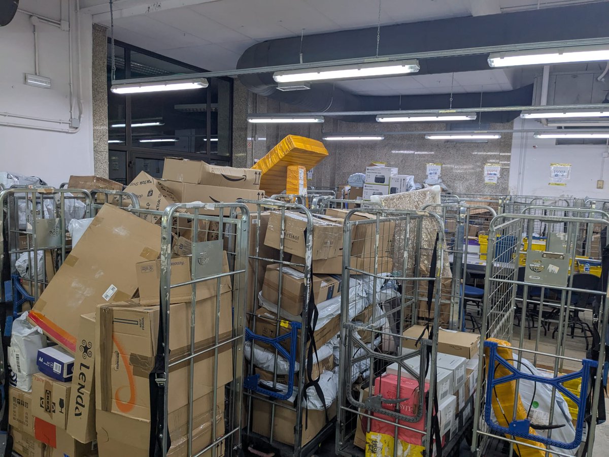 TODXS Á FOLGA ESTE 27X ⚫️🔴
SITUACIÓN LÍMITE EN CORREOS
A política de recortes de persoal auspiciada polo "acordo marco" está xerando unha situación límite.  Na Coruña, hoxe, hai pendentes mais de 2000 paquetes, sobre 20.000 cartas e centos de notificacións no límite de prazo🧶