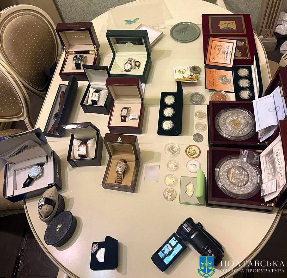 Родич російського генерала Капашина, який задекларував 2.6  мільярда грн повернув арештоване золото та годинники з гербом рф. 

За понад пів року розслідування, обидва провадження закрили. наразі продовжують розслідувати тільки ймовірні порушення у декларації Ігоря Вериги, коли