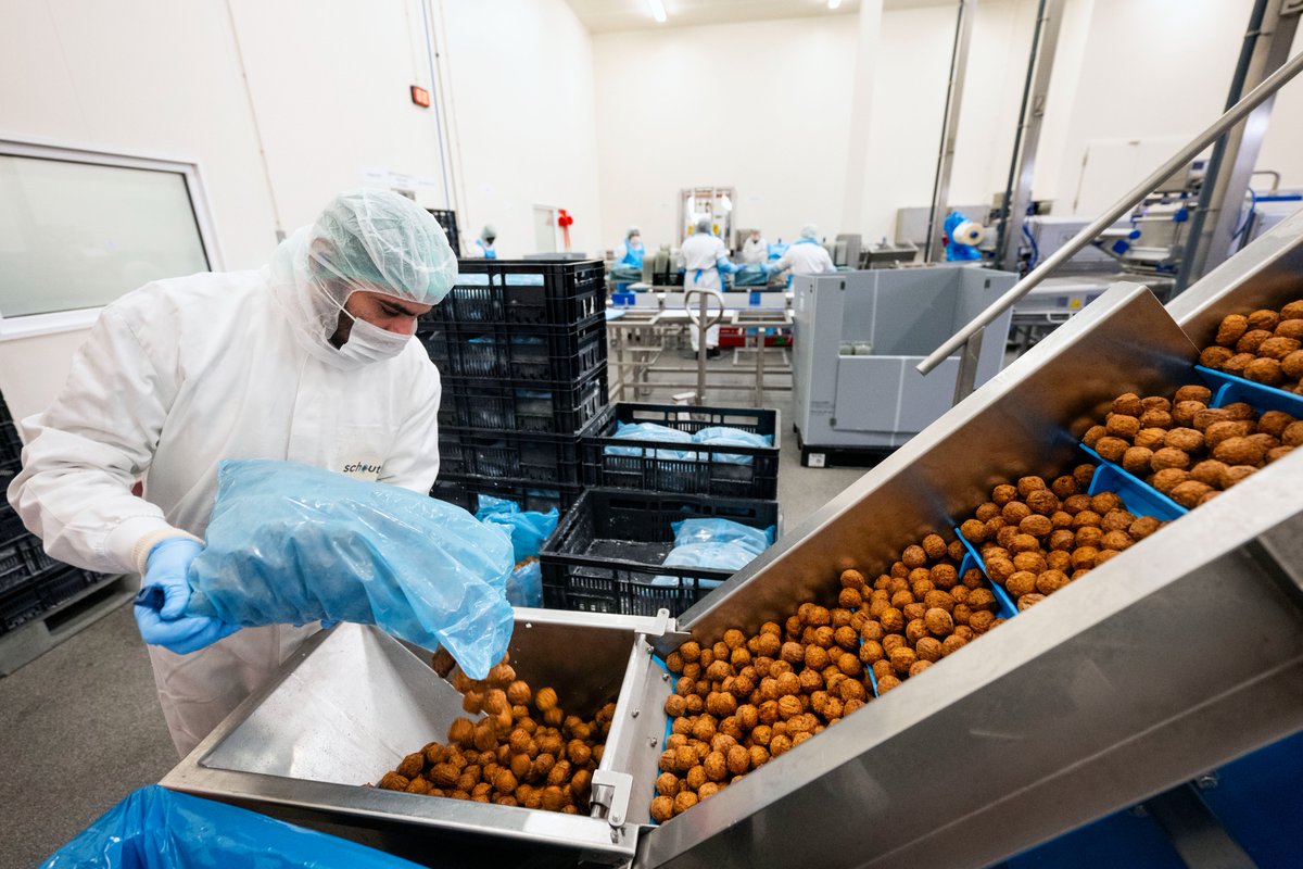 REPORTAGE | Duurzaamheid wordt bij Schouten Europe met hoofdletters geschreven. “Ons pa was eind jaren ’80 al bezig met een duurzaam voedselsysteem. Hij vond dat mens en dier niet moesten concurreren voor hetzelfde voedsel."

meat-co.nl/nl/nieuws/26-0…