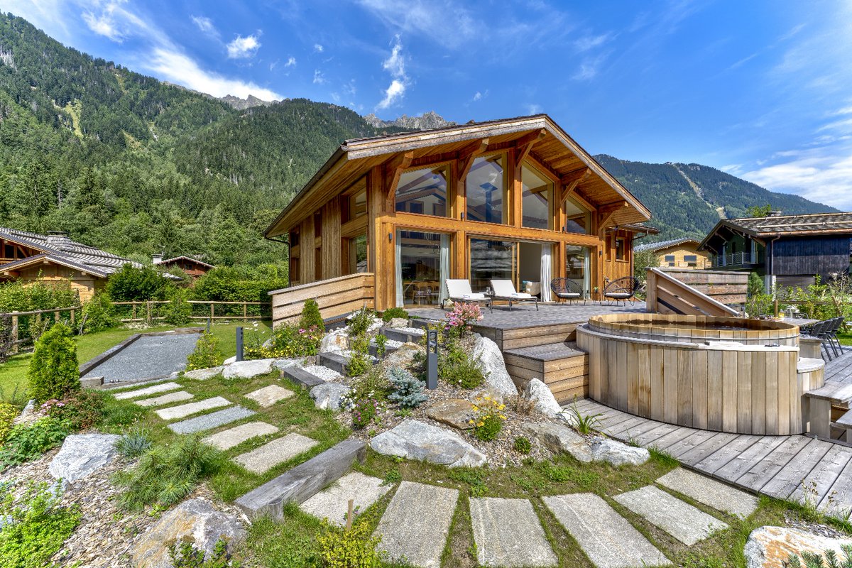 🥂 Simple pleasures to be enjoyed in luxury with Chamonix Prestige. 

Make every moment count and create memories that last a lifetime.. 

Reserve your stay in the link in bio

Chalet Les Trois Sœurs 
------------------------------