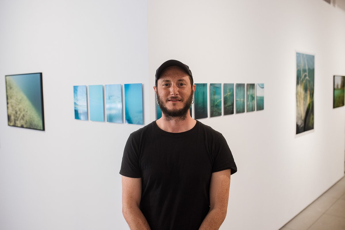 En quin estat es troba l’aigua de l’estany de Banyoles?

'La línia de la superfície' de Jonàs Forchini, submergeix l’alumnat de l’Institut Brugulat en un procés de fotografia participativa en què s’aconsegueix documentar l’estat de l’aigua de l’estany de Banyoles. 
🧵👇
1/5