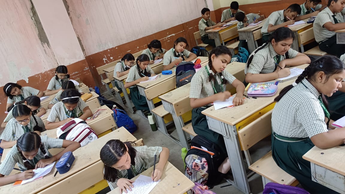 AmbujaScho94303's tweet image. Ambuja Vidya Peeth, Rawan students (STD VI-XII) crushed "Voice-Traited Talks" today! They boosted voice modulation, public speaking, &amp;amp; confidence, mastering pitch, volume, &amp;amp; tone. Huge success! #VoiceModulation #PublicSpeaking #StudentSuccess #AmbujaVidyaPeeth