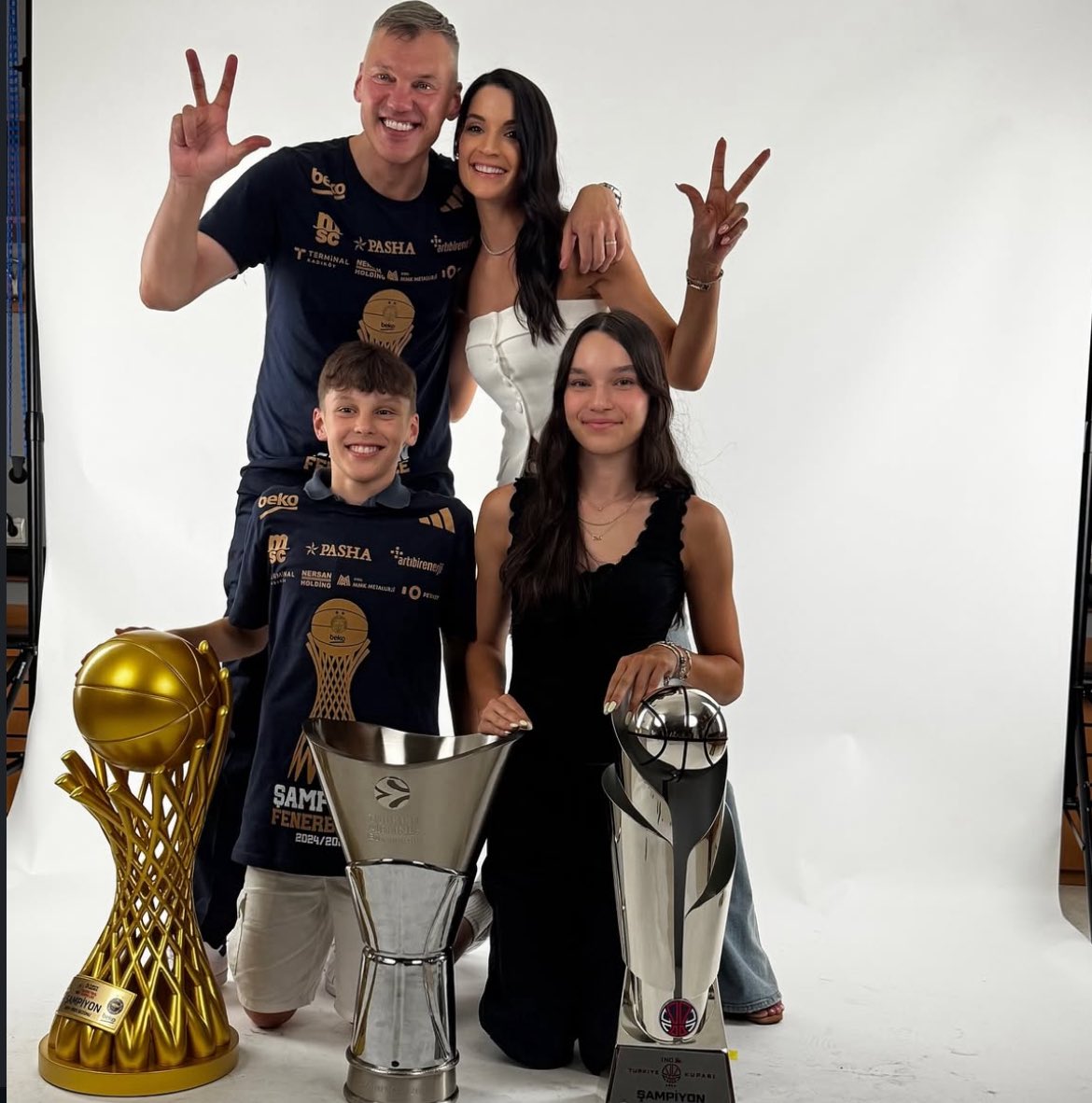 Bir erkeğin çıkabileceği en yüksek karizma seviyesi bu sanırım... Aile + İş.