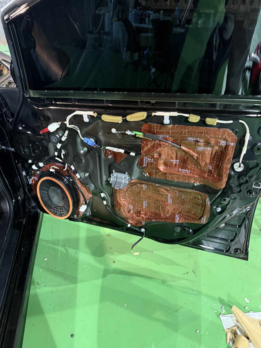 プリウスはDIYでデッドニング😬
この素材であれば大体2万くらいで出来るよ🙂‍↕️