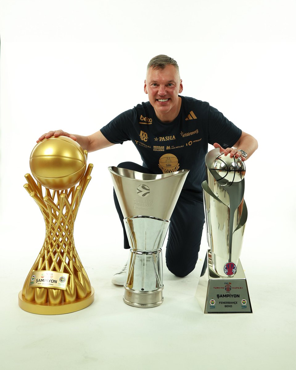 Koç Saras ve onun üç ustalık eseri tek karede. 💛💙

#YellowLegacy