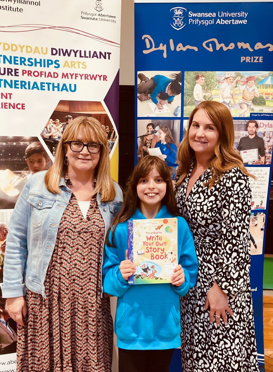 dylanthomprize's tweet image. 🎉 Congratulations to Leen @TerraceRoad for coming 3rd in the English language category of our recent 'My Holiday Memories' @DyddDylanDay #DylanDay competition. Seen here with one of her goody bag prizes along with Mrs. Evans, Ms. Williams, and Prize director, @elaine_canning.