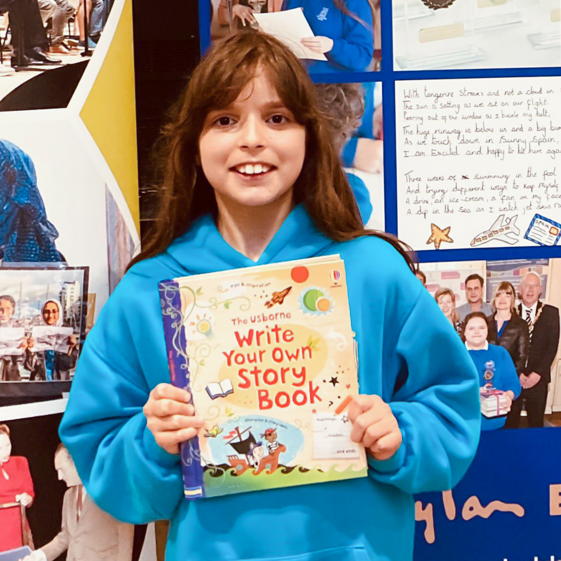 dylanthomprize's tweet image. 🎉 Congratulations to Leen @TerraceRoad for coming 3rd in the English language category of our recent 'My Holiday Memories' @DyddDylanDay #DylanDay competition. Seen here with one of her goody bag prizes along with Mrs. Evans, Ms. Williams, and Prize director, @elaine_canning.