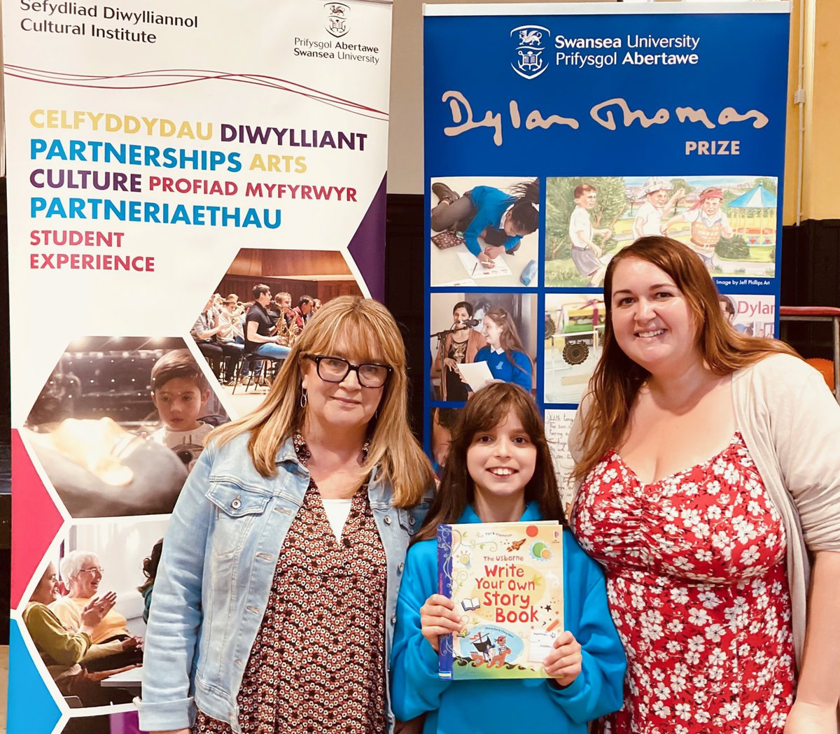 dylanthomprize's tweet image. 🎉 Congratulations to Leen @TerraceRoad for coming 3rd in the English language category of our recent 'My Holiday Memories' @DyddDylanDay #DylanDay competition. Seen here with one of her goody bag prizes along with Mrs. Evans, Ms. Williams, and Prize director, @elaine_canning.