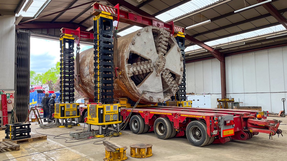 #FocusFriday ➡ Jacking &amp; Skidding Systems

Key Features:
🔷 Includes a 500Te hydraulic gantry, 560Te climbing jacks and 100Te Hydraulic jacks
🔷Multiple Horizontal Skidding systems 200 to 400Te
🔷 In-house Heavy Lift Teams

#HeavyLift #HydraulicJacking #Skidding #JackandSkid