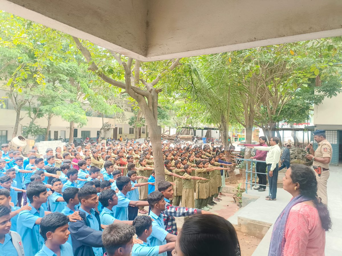 PUTTENAHALLIPI's tweet photo. ಈ ದಿನ ಅಂತರರಾಷ್ಟ್ರೀಯ ಮಾದಕ ದ್ರವ್ಯ ವ್ಯಸನ ಹಾಗೂ ಸಾಗಾಣಿಕೆ ವಿರೋಧಿ ದಿನ ಅಂಗವಾಗಿ ಪುಟ್ಟೇನಹಳ್ಳಿ   ಪೊಲೀಸ್ ಠಾಣೆ ವ್ಯಾಪ್ತಿಯ ವಿವಿಧ ಶಾಲೆಗಳಲ್ಲಿ ಅಧಿಕಾರಿಗಳು ಹಾಗೂ ಸಿಬ್ಬಂದಿಗಳು  ಶಿಕ್ಷಕರು ಮತ್ತು ವಿದ್ಯಾರ್ಥಿಗಳಿಗೆ  ಮಾದಕ ದ್ರವ್ಯದ ದುಷ್ಪರಿಣಾಮಗಳ  ಬಗ್ಗೆ ಜಾಗೃತಿ ಮೂಡಿಸಿರುತ್ತದೆ. https://t.co/iMFUaW5bMQ