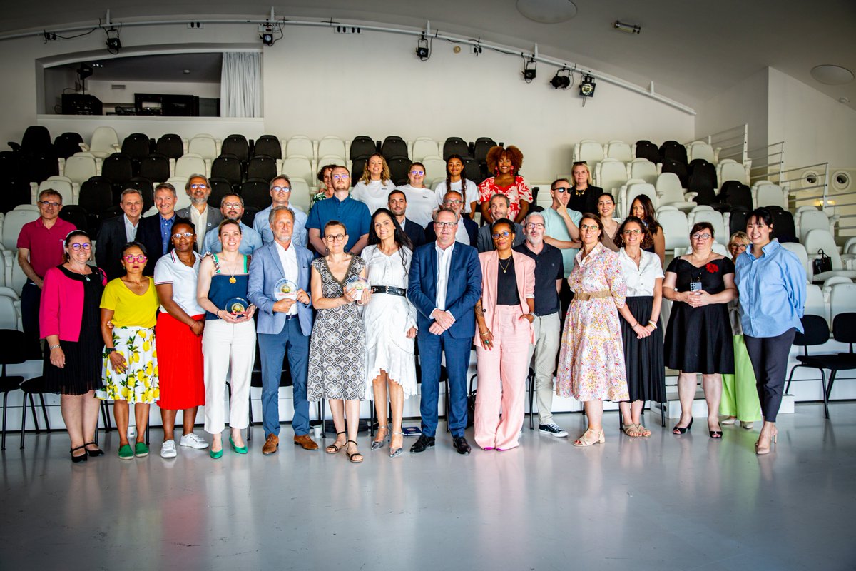 villedeputeaux's tweet photo. 🚀 Ils ont remporté le #PrixdeDionBouton🌟
Jeudi 19 juin, Céline Loiseleux pour #𝐅𝐫𝐞𝐧𝐜𝐡𝐂𝐨𝐟𝐟𝐞𝐞𝐒𝐡𝐨𝐩, Jean-Christophe PRUVOST pour #Cleanea et Camille Chauvineau pour #𝐍𝐞𝐧𝐞𝐭𝐭𝐞 ont été mis en avant pour leur engagement, créativité et dynamisme.
👏 Bravo à eux ! https://t.co/v2rHH4r3Y9