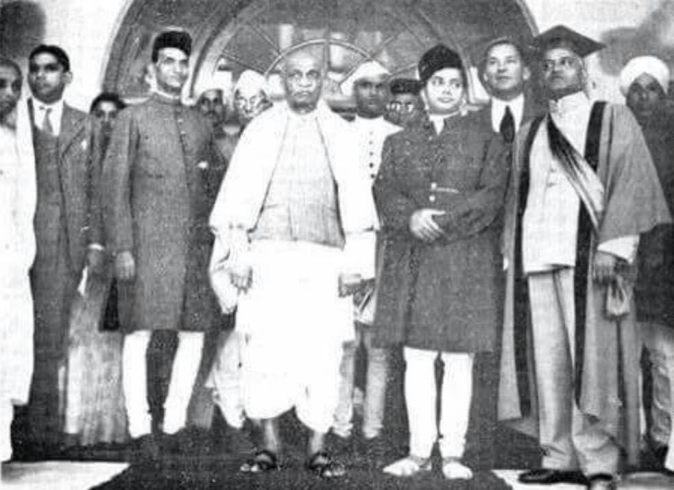 शिक्षा और जनकल्याण के समर्पित प्रतीक, मेरे पूर्वज कैलाशवासी महाराज जीवाजी राव सिंधिया जी की जयंती पर कोटिशः प्रणाम। आपकी जनसेवा, दूरदृष्टि, राष्ट्रीय एकता और सांस्कृतिक पुनर्जागरण के प्रति समर्पित जीवन से मैं आज भी प्रेरणा लेता हूँ।🙏🏻