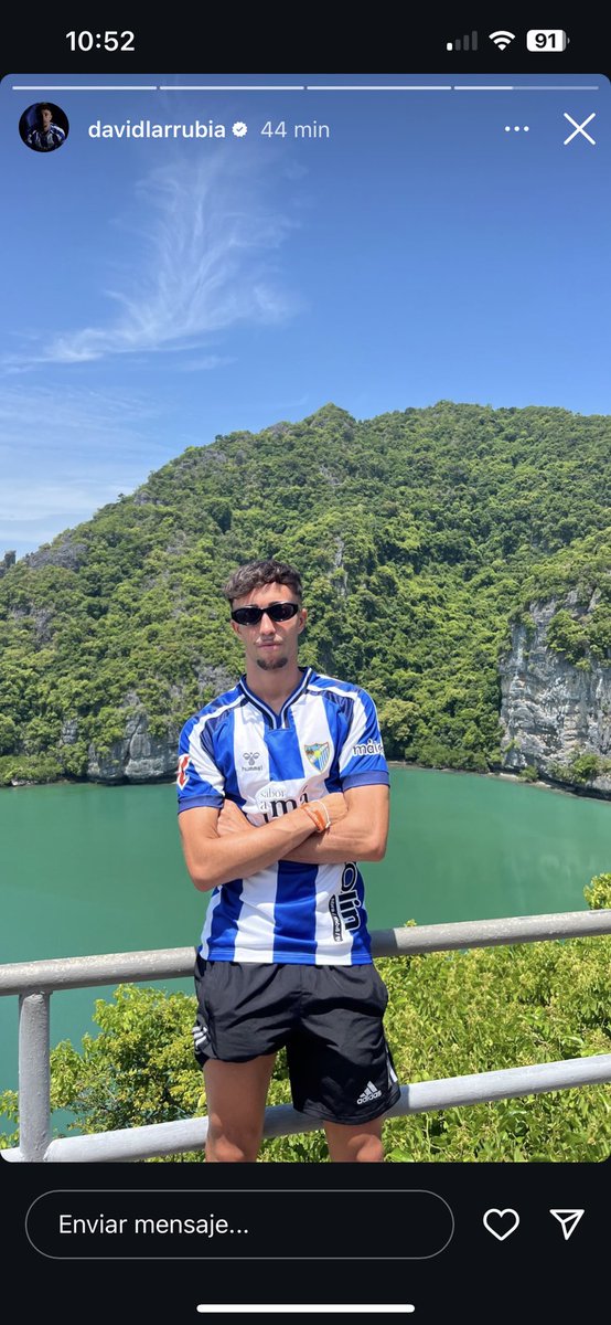 Veis normal que este zumbado no se quite la camiseta ni en vacaciones?
Está más enfermo que yo