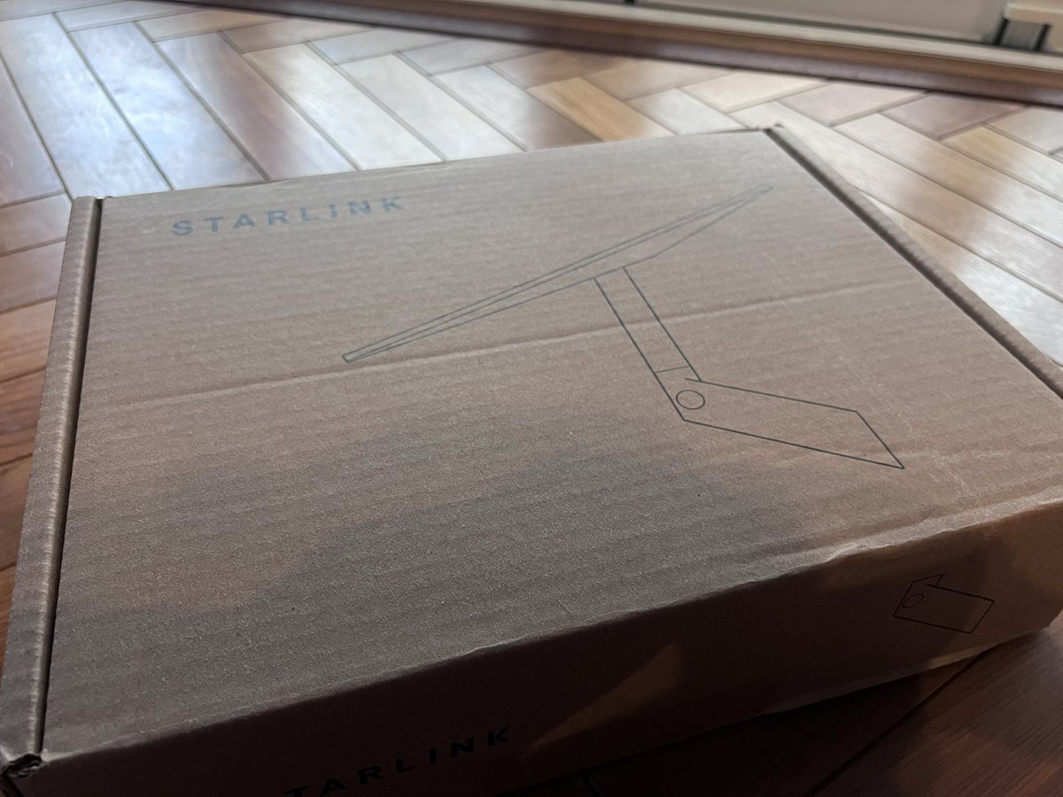 Teslakaz's tweet image. テキサスオースティン
から送られて来ました！
スターリンク本体ではなく
#starLink #wallmount
🐈‍⬛も気になる模様