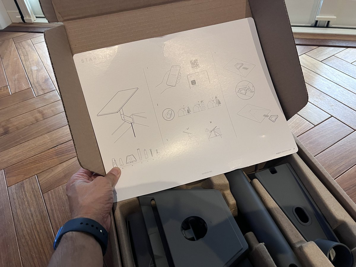 Teslakaz's tweet image. テキサスオースティン
から送られて来ました！
スターリンク本体ではなく
#starLink #wallmount
🐈‍⬛も気になる模様