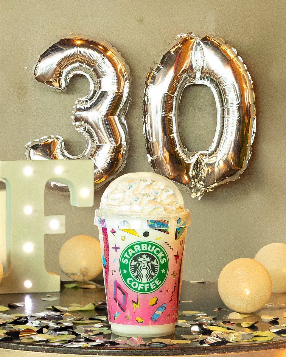 🥳FELIZ ANIVERSÁRIO FRAPPUCCINO🥳Uma das suas bebidas favoritas faz 30 anos e na Starbucks não queremos que perca a festa. Celebre com um Frappuccino na sua Starbucks mais próxima, temos um presente para si🎁. Promoção disponível de 26/06 a 15/07 de 2025.
