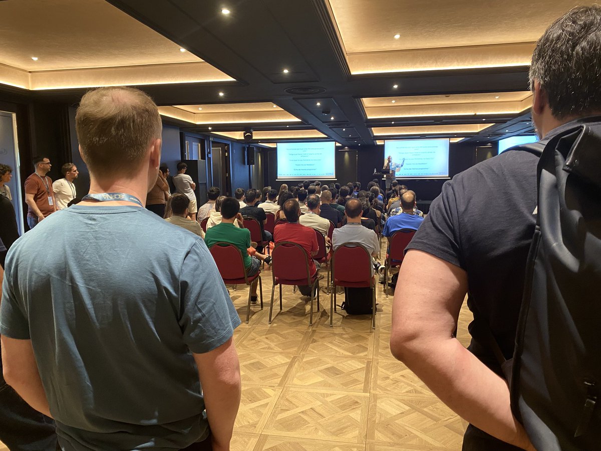 Ahora mismo en la #SCPNA 👇

📍 Salón Veridas: Claudia Anaut, ‘Diseñar para escalar: el viaje detrás de la creación de un sistema de diseño.’

📍 Salón 540: <a href="/fran_mosteiro/">Fran Mosteiro</a>, ‘No es el equipo. Es el sistema.’

#MakeItMatter