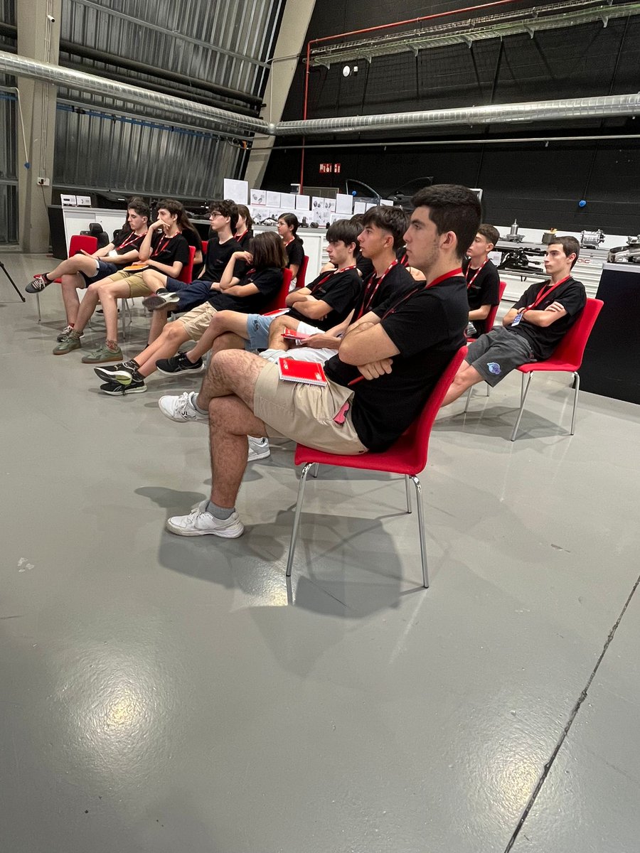 ¡JUNIOR TALENT AT WORK!
Cuando ves la atención de los participantes junior en nuestro Programa Inmersión en Movilidad, te das cuenta que llegarán lejos. Les encanta experimentar y aprender sobre automoción. Gracias equipo AIC por vuestro esfuerzo y a Gestamp, CIE Automotive y CAF
