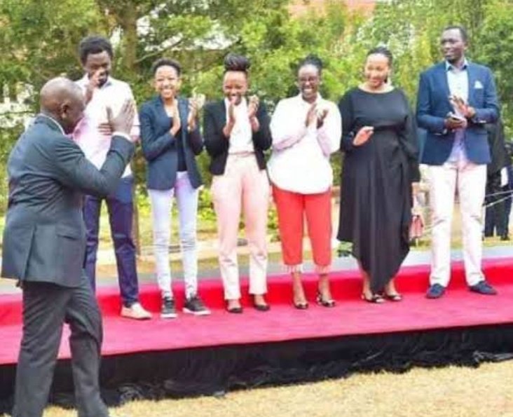 geekminxx's tweet image. TUKIKUMBUKA HE HAS THE UGLIEST DAUGHTERS TO BE KNOWN AS THE #FIRSTDAUGHTERS INCASE Y'ALL GORGOT HIS UGLY SPWAN OF KIN HE HAS....#RUTOMUSTGO #RUTOMUSTFALL #DRAINTHESWAMP #SiriNiNumbers