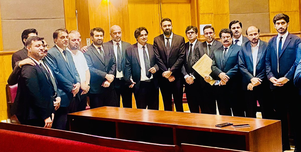 اسلام آباد ہائی کورٹ چئیرمین عمران خان صاحب کے  القادر ٹرسٹ کیس کی سماعت کے دوران ،ساتھیوں کے ہمراہ موجود
#ReleaseImranKhan
#ImranKhan
Imran Khan
#NoJustice