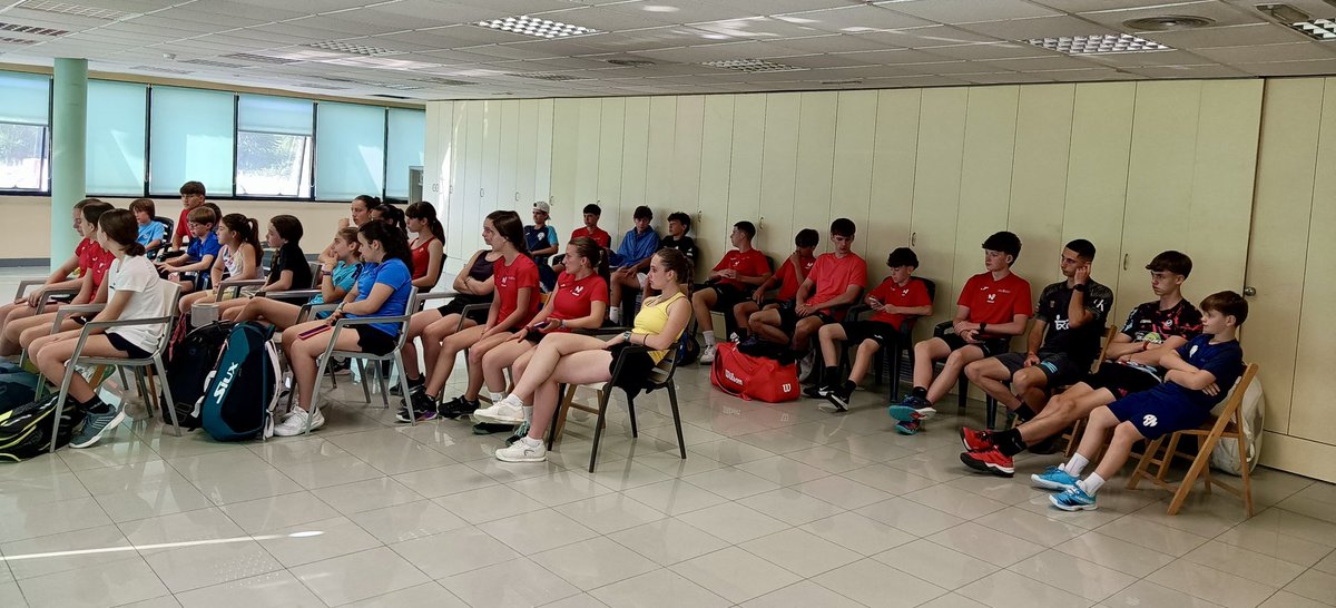 𝗝𝗢𝗥𝗡𝗔𝗗𝗔 𝗧𝗘𝗖𝗡𝗜𝗙𝗜𝗖𝗔𝗖𝗜𝗢́𝗡 𝗙𝗘𝗣 - 𝗙𝗡𝗣 𝟮𝟬𝟮𝟱
📍 <a href="/labandejapadel/">La Bandeja Padel</a> 

29 menores navarros participan en la jornada de la <a href="/padelfederacion/">FEP</a> dirigida por el seleccionador nacional de menores, Uri Moyés e Idoia Martín.

📝🎾🏃🏾‍♂️ Aula, pista y preparación física.