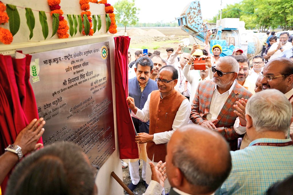 Office of Shivraj (@officeofssc) on Twitter photo рдорд╛рдирдиреАрдп рдХреЗрдВрджреНрд░реАрдп рдХреГрд╖рд┐ рд╢реНрд░реА <a href="/ChouhanShivraj/">Shivraj Singh Chouhan</a> рдЬреА рдиреЗ рдЖрдЬ рдЗрдВрджреМрд░ рд╕реНрдерд┐рдд рд░рд╛рд╖реНрдЯреНрд░реАрдп рд╕реЛрдпрд╛рдмреАрди рдЕрдиреБрд╕рдВрдзрд╛рди рд╕рдВрд╕реНрдерд╛рди рдореЗрдВ рдкреНрд░рдХреНрд╖реЗрддреНрд░ рд╕рдВрд╕рд╛рдзрди рдкрд░рд┐рд╕рд░ рдХрд╛ рд╡рд┐рдзрд┐рд╡рдд рд╢рд┐рд▓рд╛рдиреНрдпрд╛рд╕ рдХрд┐рдпрд╛ред
рдпрд╣ рдХрджрдо рд╕реЛрдпрд╛рдмреАрди рдХрд┐рд╕рд╛рдиреЛрдВ рдХреЛ рд▓рд╛рдн рдкрд╣реБрдВрдЪрд╛рдиреЗ, рдЖрдзреБрдирд┐рдХ рддрдХрдиреАрдХ рдФрд░ рд╕рдорд╛рдзрд╛рди рдЙрдкрд▓рдмреНрдз рдХрд░рд╛рдиреЗ рдХреА рджрд┐рд╢рд╛ рдореЗрдВ рдПрдХ рдорд╣рддреНрд╡рдкреВрд░реНрдг рднреВрдорд┐рдХрд╛ рдирд┐рднрд╛рдПрдЧрд╛ред рдорд╛рдирдиреАрдп рдХреЗрдВрджреНрд░реАрдп рдХреГрд╖рд┐ рд╢реНрд░реА <a href="/ChouhanShivraj/">Shivraj Singh Chouhan</a> рдЬреА рдиреЗ рдЖрдЬ рдЗрдВрджреМрд░ рд╕реНрдерд┐рдд рд░рд╛рд╖реНрдЯреНрд░реАрдп рд╕реЛрдпрд╛рдмреАрди рдЕрдиреБрд╕рдВрдзрд╛рди рд╕рдВрд╕реНрдерд╛рди рдореЗрдВ рдкреНрд░рдХреНрд╖реЗрддреНрд░ рд╕рдВрд╕рд╛рдзрди рдкрд░рд┐рд╕рд░ рдХрд╛ рд╡рд┐рдзрд┐рд╡рдд рд╢рд┐рд▓рд╛рдиреНрдпрд╛рд╕ рдХрд┐рдпрд╛ред
рдпрд╣ рдХрджрдо рд╕реЛрдпрд╛рдмреАрди рдХрд┐рд╕рд╛рдиреЛрдВ рдХреЛ рд▓рд╛рдн рдкрд╣реБрдВрдЪрд╛рдиреЗ, рдЖрдзреБрдирд┐рдХ рддрдХрдиреАрдХ рдФрд░ рд╕рдорд╛рдзрд╛рди рдЙрдкрд▓рдмреНрдз рдХрд░рд╛рдиреЗ рдХреА рджрд┐рд╢рд╛ рдореЗрдВ рдПрдХ рдорд╣рддреНрд╡рдкреВрд░реНрдг рднреВрдорд┐рдХрд╛ рдирд┐рднрд╛рдПрдЧрд╛ред