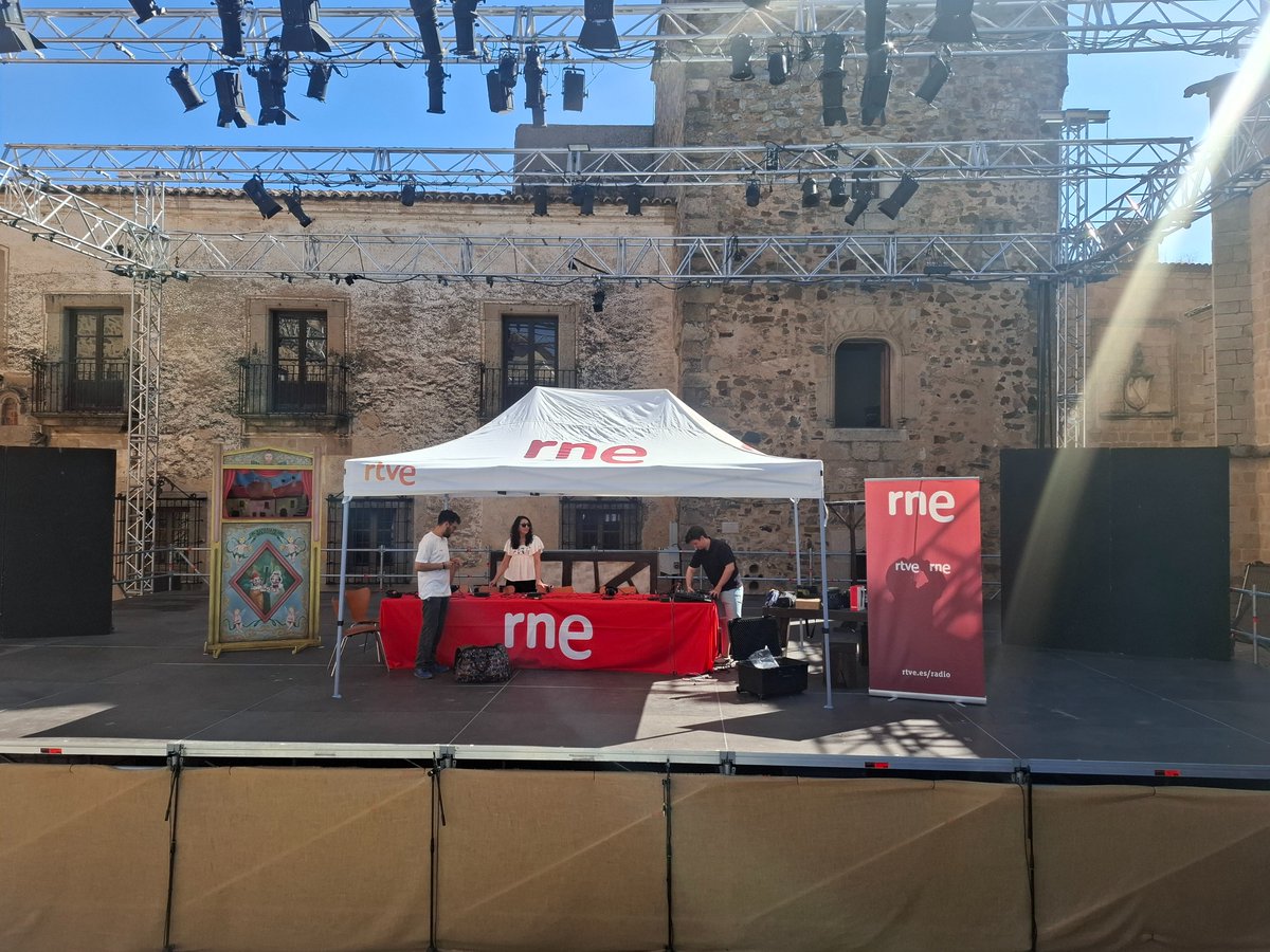 Ana Vázquez (@anavazquezci) on Twitter photo 🎭 Calentando motores para el informativo especial que hoy vamos a hacer en <a href="/RTVE_Ext/">RTVE Extremadura</a> con motivo de la clausura del #FestivaldeTeatroClásicodeCáceres
🎙Os esperamos a las 13:10h en <a href="/rne/">Radio Nacional</a> 🎭 Calentando motores para el informativo especial que hoy vamos a hacer en <a href="/RTVE_Ext/">RTVE Extremadura</a> con motivo de la clausura del #FestivaldeTeatroClásicodeCáceres
🎙Os esperamos a las 13:10h en <a href="/rne/">Radio Nacional</a>