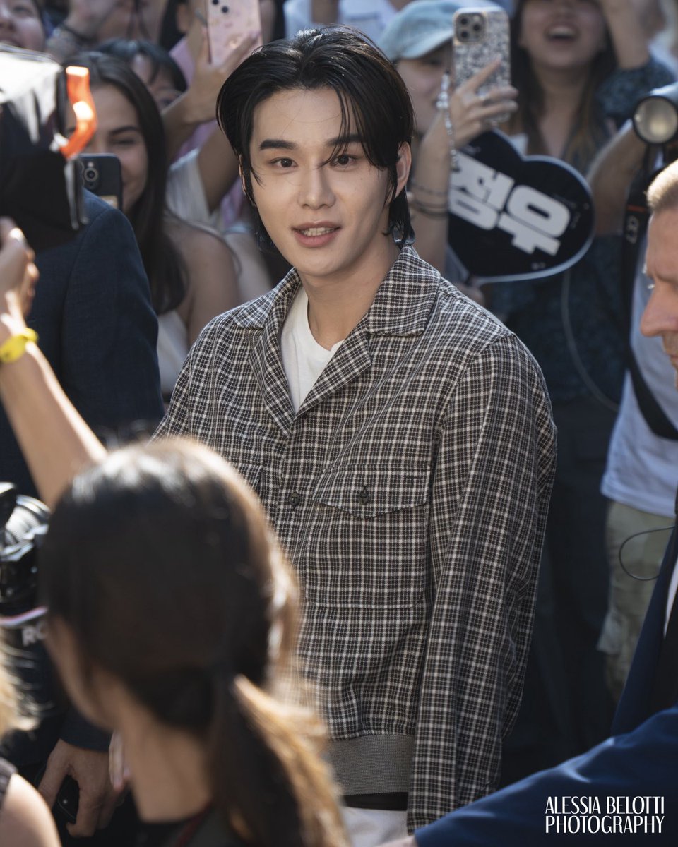 ViewoftheArts's tweet image. FASHION - MILAN FASHION WEEK
Cool, classy, and undeniably TOD’S. Jungwoo, member of NCT, and sub-units NCT 127 and NCT DoJaeJung, at MFW.
Images © Alessia BELOTTI for View of the Arts (@alessia807_)
⚠️ Credit the photographer when sharing the images
#Jungwoo #NCT #NCT127…