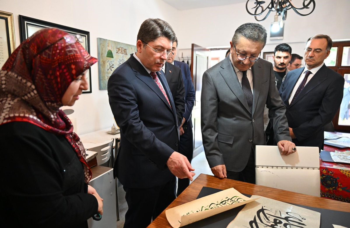 yilmaztunc's tweet photo. Ulucanlar Cezaevi Müzesi'ndeki Sanat Sokağında bulanan atölyeleri Altındağ Belediye Başkanımız Veysel Tiryaki ile birlikte ziyaret ederek, sanatkârlarımızla sohbet ettik.

Duvarlarına insan hikâyelerinin sindiği, acıların sessizce yankılandığı ve demokrasimizin en sancılı dönemlerinde hak ihlallerinin iz bıraktığı Ulucanlar Cezaevi, bugün kültüre ve sanata hizmet ediyor.

Ulucanlar Cezaevi Müzesi; demokrasimizin sesini, Hukuk Devletimizin yükselen değerlerini ve toplumsal hafızamızın dönüştürücü gücünü yansıtıyor.

@DrVeyselTiryaki 
@altindagbel