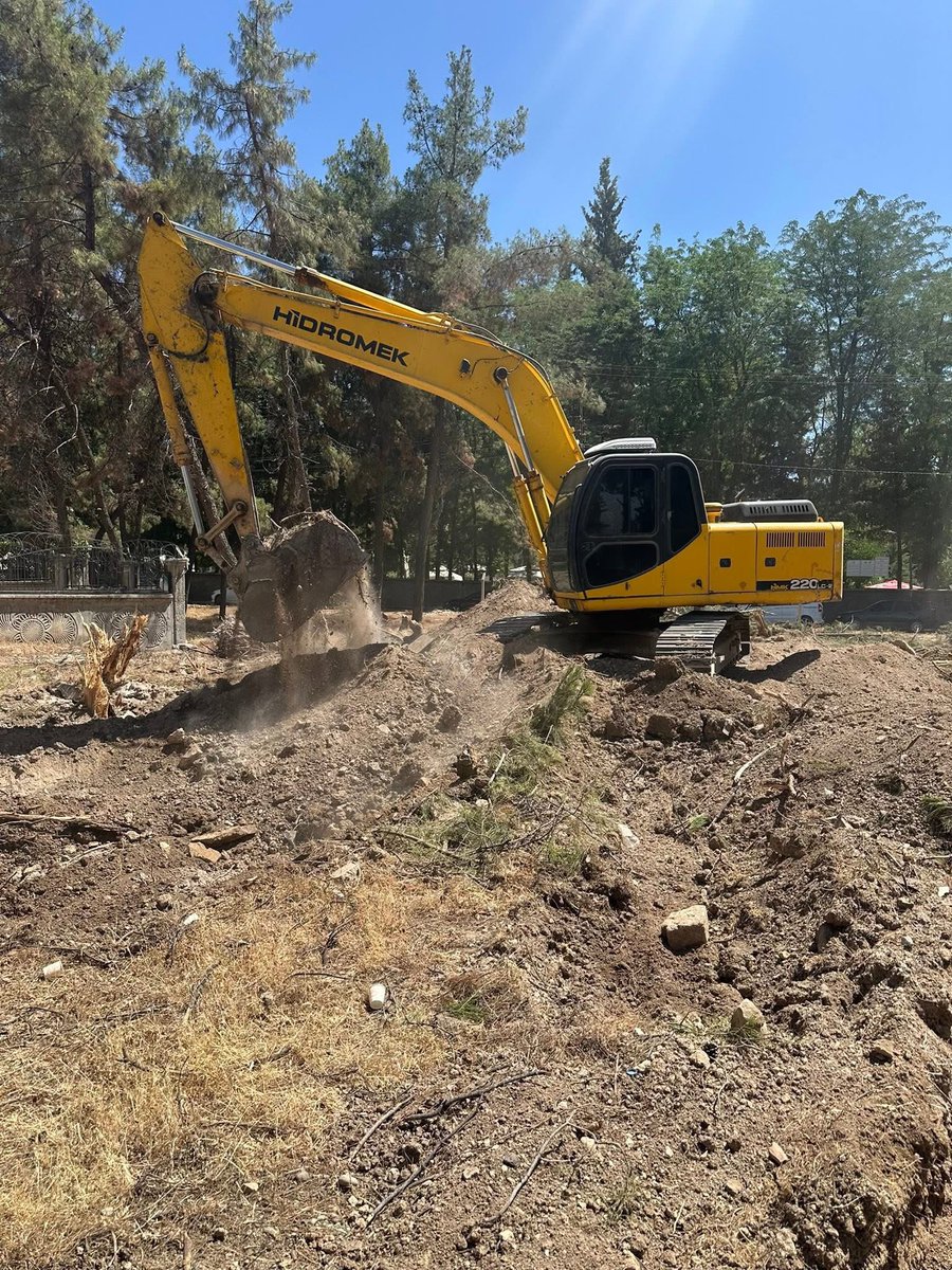 Varlık Mahalle Muhtarımız Sayın Halit Karaman ağabeyimizin talepleri doğrultusunda yola çıktık. Mahallemizin uzun süredir ihtiyaç duyduğu taziye evi için dört bir koldan çalışarak yetkililerimize durumu ilettik, gerekli adımları attık ve temel kazma süreciyle birlikte çalışmaları