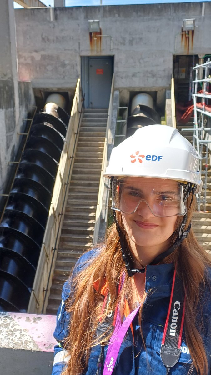 EDFFlamanville's tweet image. 26élèves de 2nd des lycées du Cotentin ont découvert les coulisses de la centrale de Flamanville pour un #stage. Pour Eva et Tatiana, RDV à la communication.
📷✍️à la main, elles ont réalisé leurs 1ers interviews des stagiaires. Nos journalistes en herbe vous racontent tout l'été