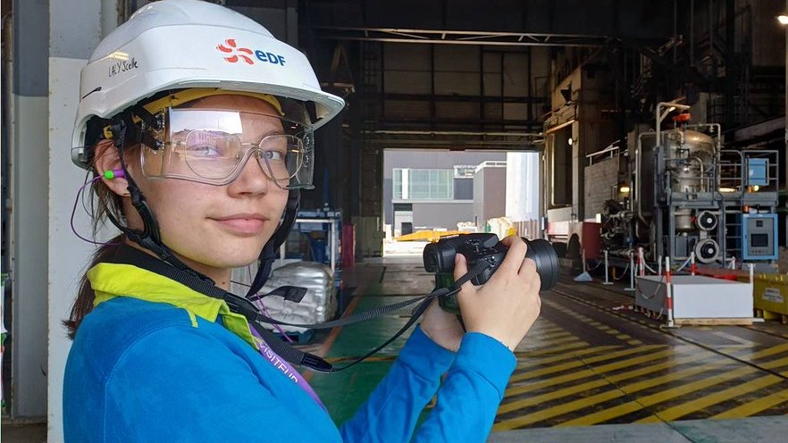 EDFFlamanville's tweet image. 26élèves de 2nd des lycées du Cotentin ont découvert les coulisses de la centrale de Flamanville pour un #stage. Pour Eva et Tatiana, RDV à la communication.
📷✍️à la main, elles ont réalisé leurs 1ers interviews des stagiaires. Nos journalistes en herbe vous racontent tout l'été